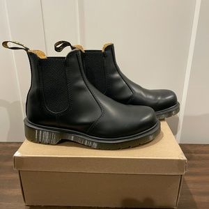 Dr. Martens 2976 Smooth Leather Chelsea Boots